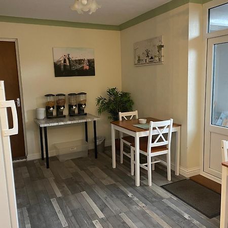 Maple Leaf Guest House 앨몬즈버리 외부 사진