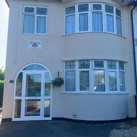 Maple Leaf Guest House 앨몬즈버리 외부 사진