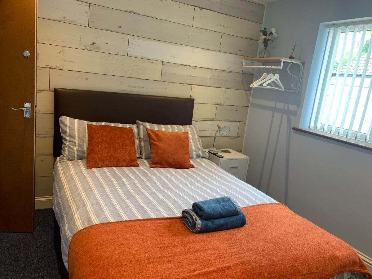 Maple Leaf Guest House 앨몬즈버리 외부 사진