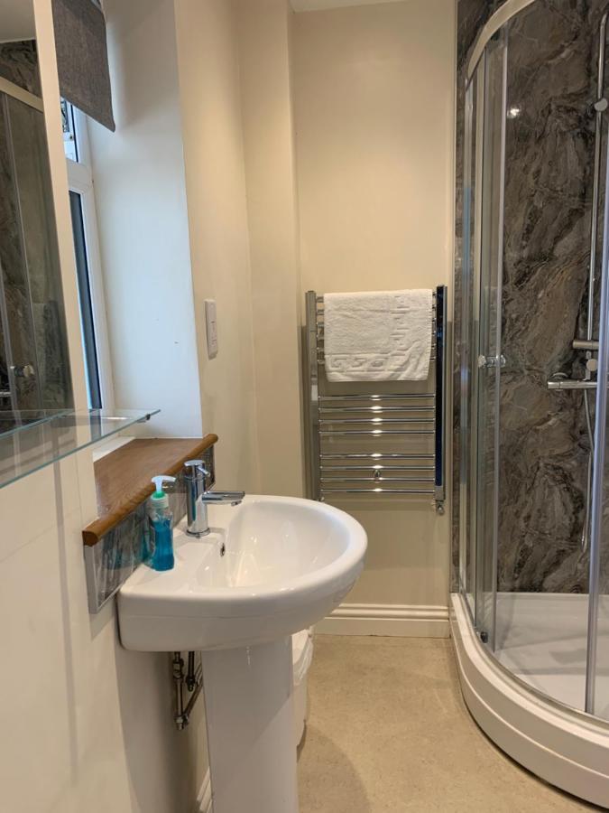 Maple Leaf Guest House 앨몬즈버리 외부 사진
