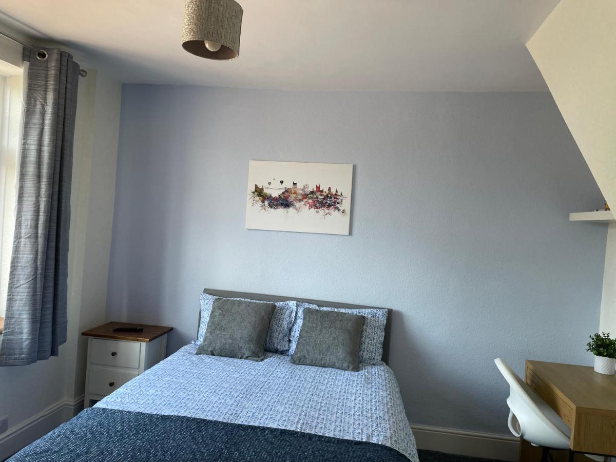 Maple Leaf Guest House 앨몬즈버리 외부 사진