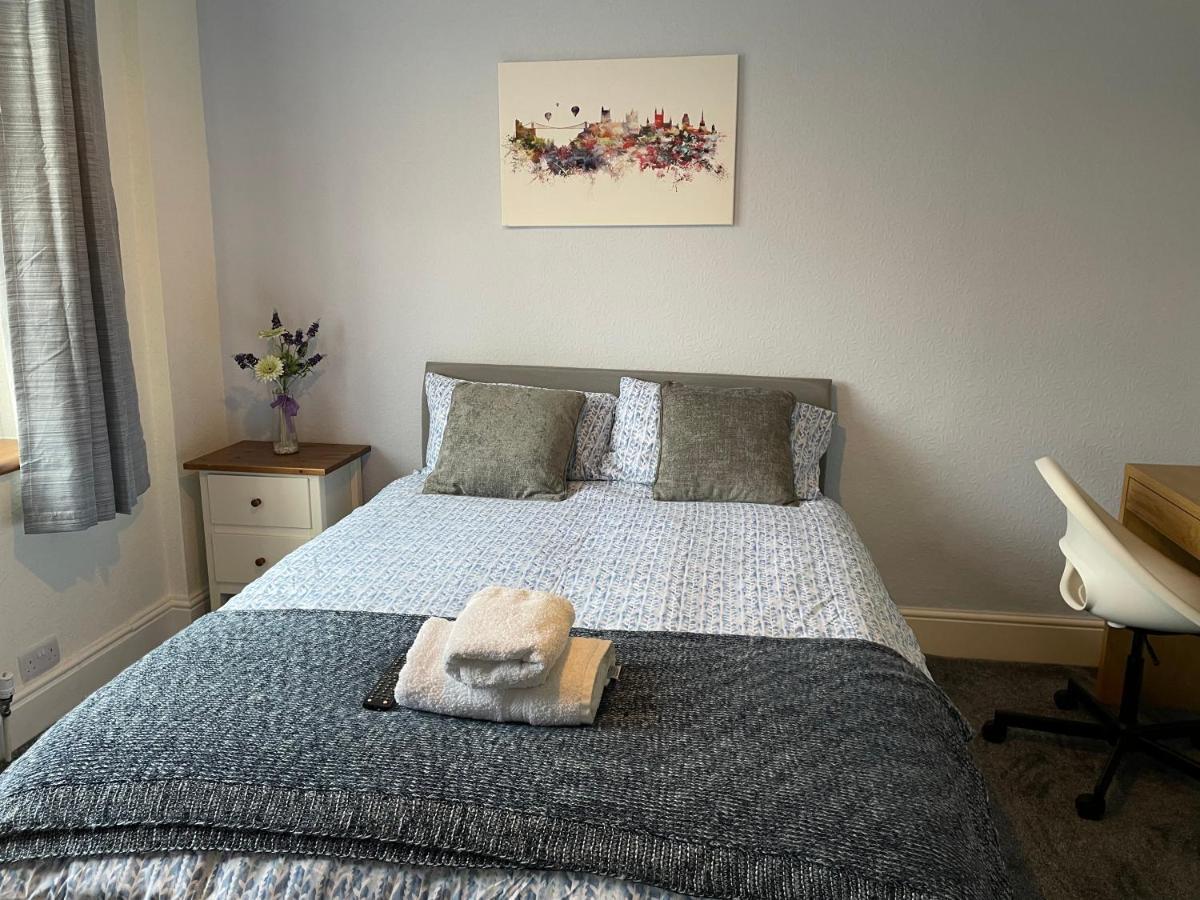 Maple Leaf Guest House 앨몬즈버리 외부 사진
