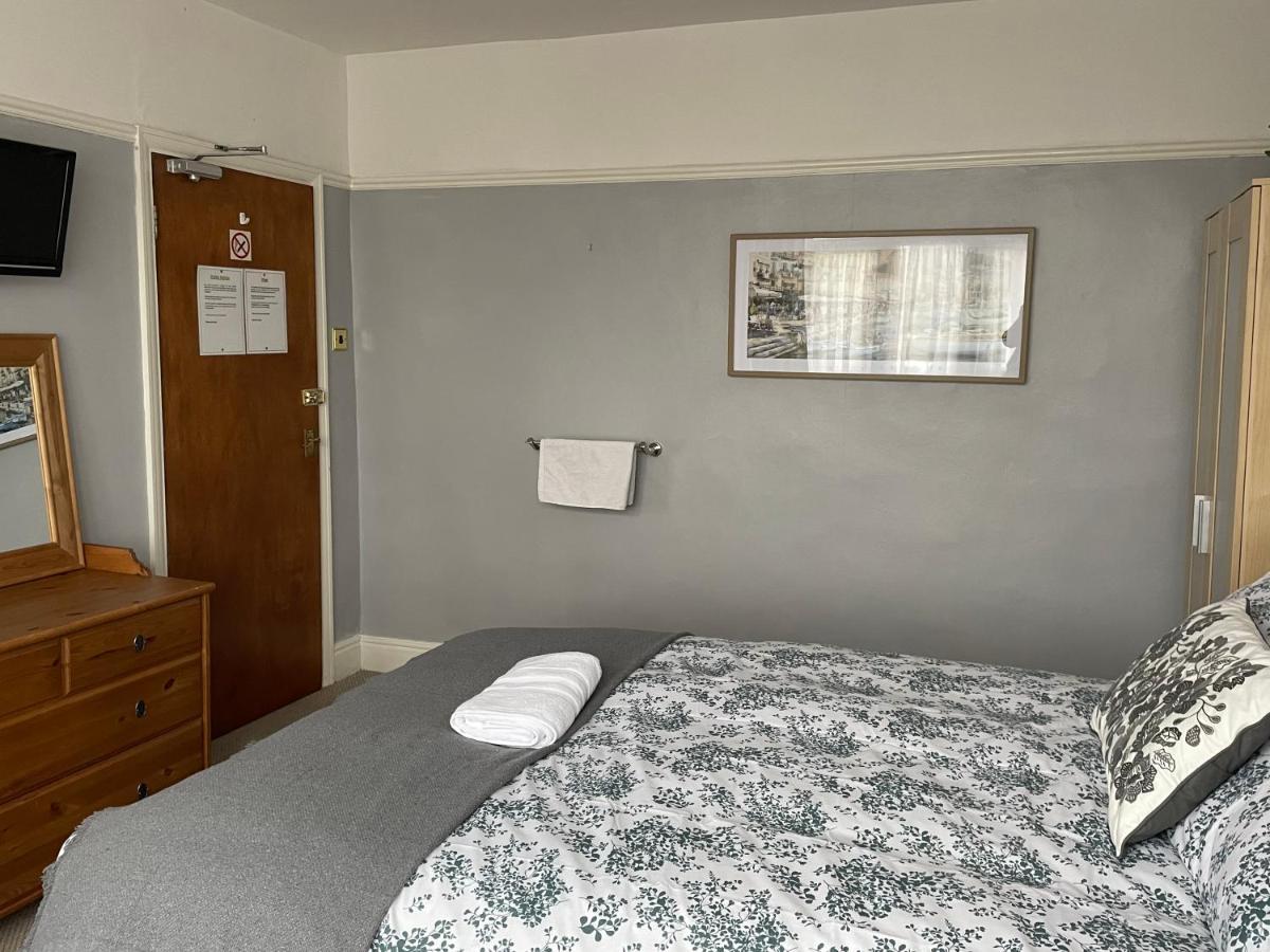 Maple Leaf Guest House 앨몬즈버리 외부 사진