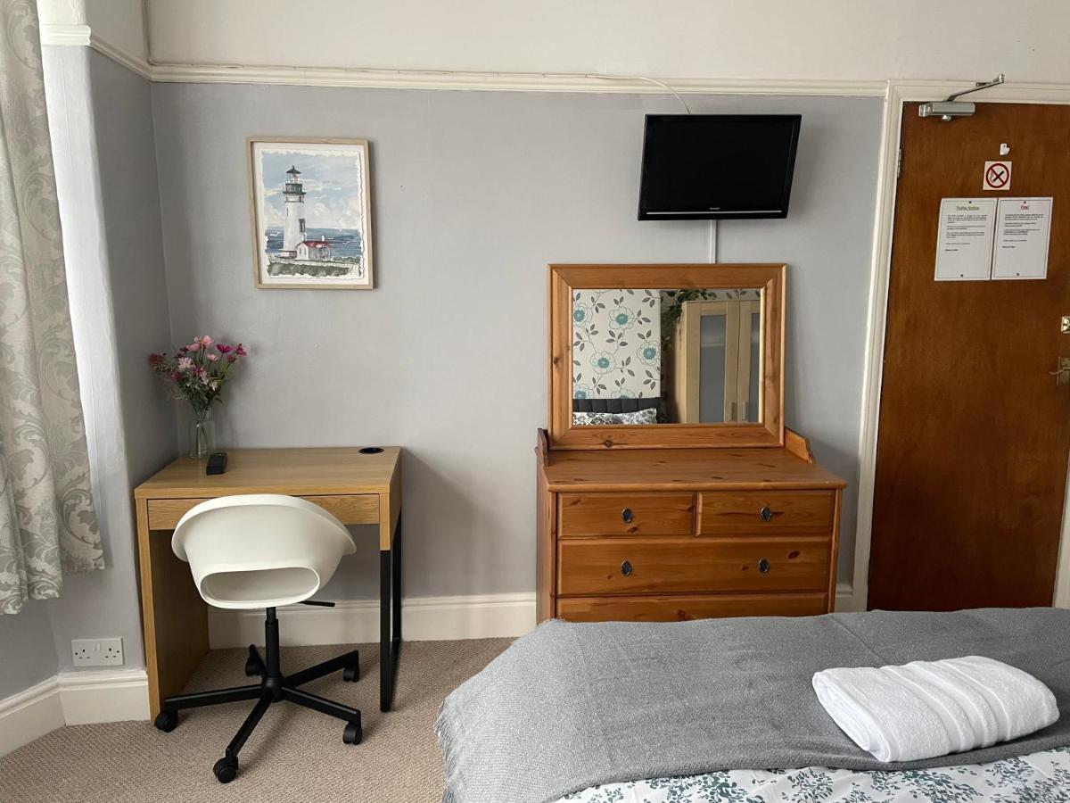 Maple Leaf Guest House 앨몬즈버리 외부 사진