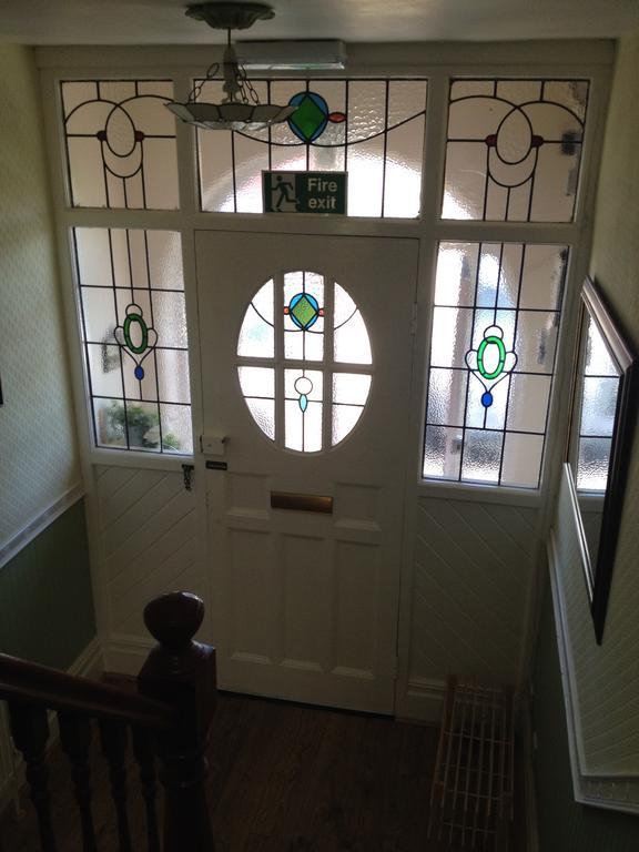 Maple Leaf Guest House 앨몬즈버리 외부 사진