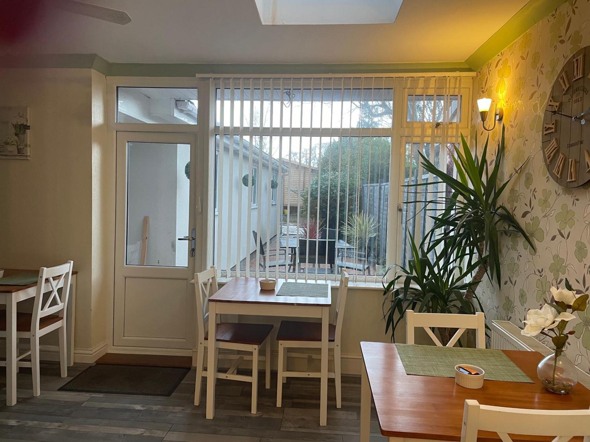 Maple Leaf Guest House 앨몬즈버리 외부 사진