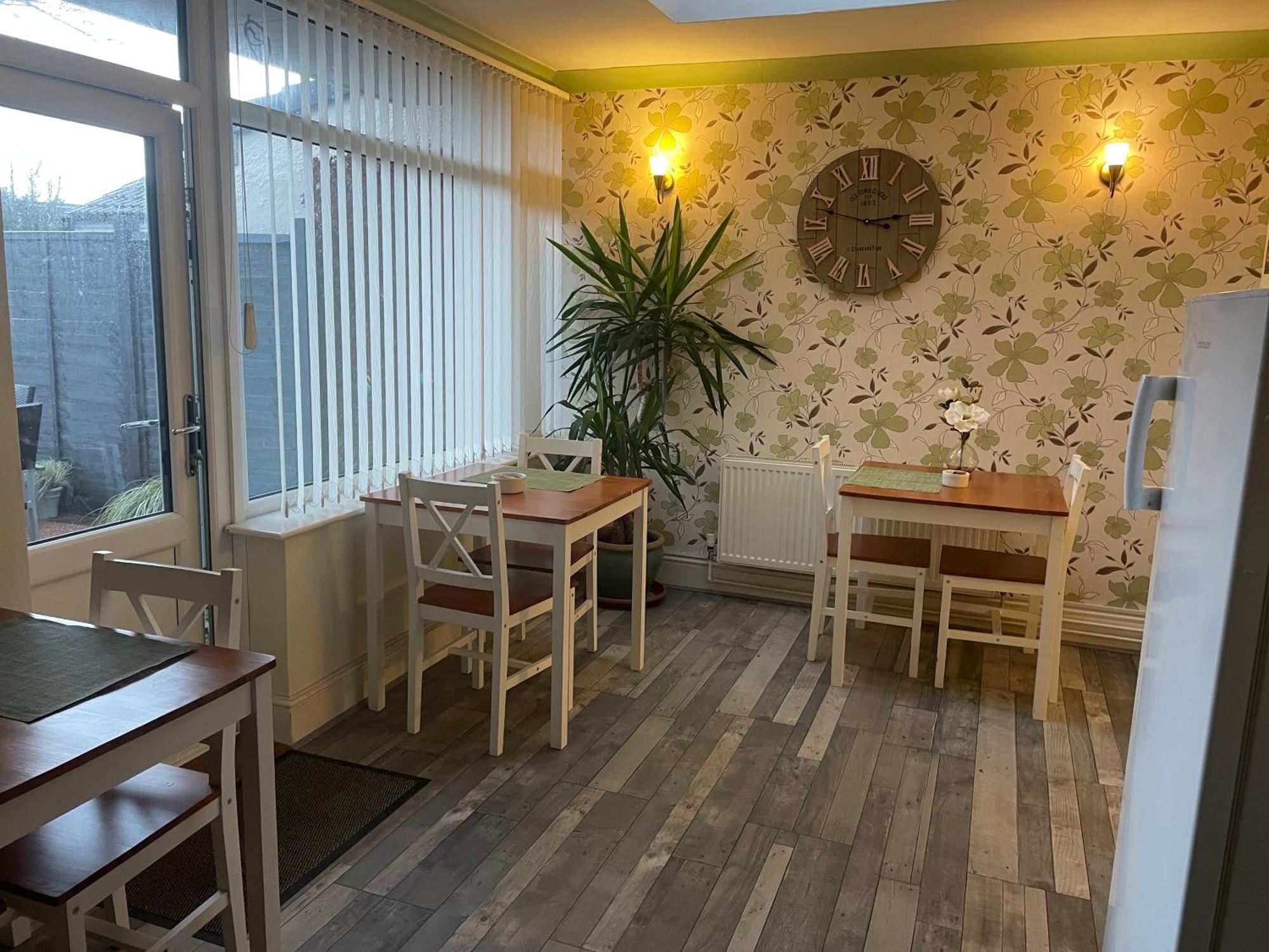 Maple Leaf Guest House 앨몬즈버리 외부 사진