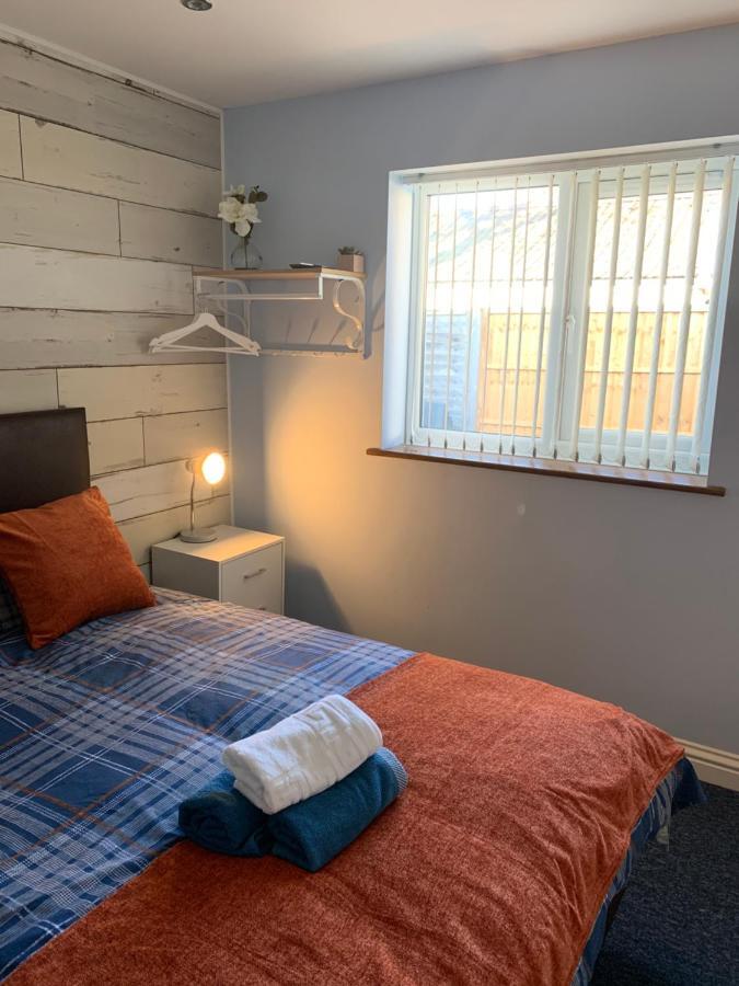 Maple Leaf Guest House 앨몬즈버리 외부 사진