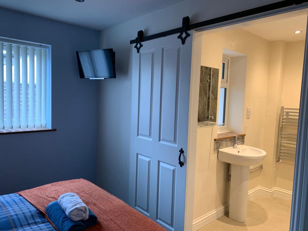 Maple Leaf Guest House 앨몬즈버리 외부 사진